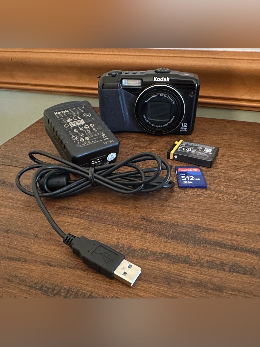 Kodak EasyShare Z950 12.0
MP Digital Camera W/ Charger 1 Battery & 512MB
SD Card